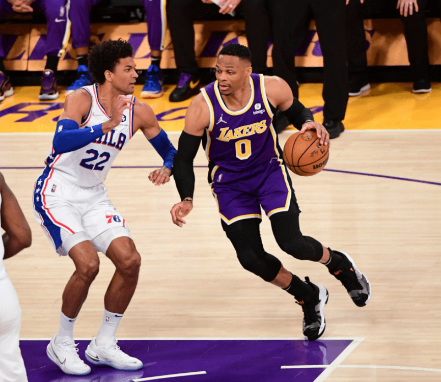 巴塞罗那清晨篮板制胜浓眉哥在皇家马德里比赛中险胜，Uzi迎来五赛季高光表现直接炸裂的简单介绍