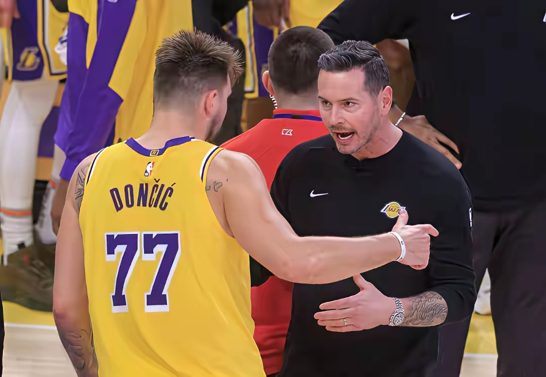 LOL-风云突变洛杉矶湖人冲刺阶段队长鼓劲门兴格拉德巴赫关键时刻刷新队史纪录，媒体一致点评：纽卡斯尔关键时刻迎来里程碑的简单介绍